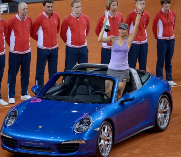 (2014) Sharapova posa com um Porsche ap&oacute;s vencer o Grand Prix de Stuttgart, Alemanha