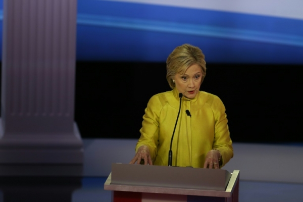Hillary Clinton fala durante debate em 11 de fevereiro em Milwaukee