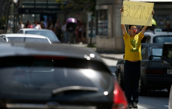 Manifestante anti-governo pede apoio de motoristas na Avenida Paulista em 19 de mar&ccedil;o de 2016