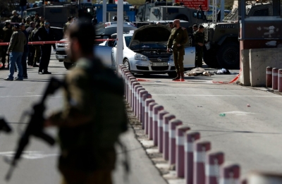 (31 jan) For&ccedil;as de seguran&ccedil;a israelenses junto ao corpo de um palestino morto ap&oacute;s atirar contra israelenses, perto de Ramallah