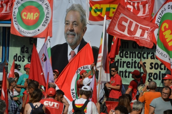 Membros do PT e da CUT participam de manifesta&ccedil;&atilde;o em apoio ao ex-presidente Lula, em S&atilde;o Paulo, no dia 18 de mar&ccedil;o de 2016