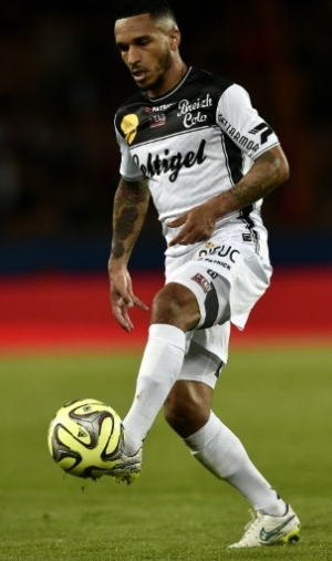 Guingamp's French midfielder Sylvain Marveaux controls the ball during the French L1 football match between Paris Saint-Germain (PSG) vs Guingamp on May 8, 2015 at the Parc des Princes stadium in Paris. AFP PHOTO / FRANCK FIFEGuingamp's French midfielder Sylvain Marveaux controls the ball during the French L1 football match between Paris Saint-Germain (PSG) vs Guingamp on May 8, 2015 at the Parc des Princes stadium in Paris. AFP PHOTO / FRANCK FIFE