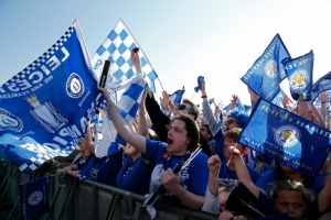 Torcedores do Leicester City comemoram t&iacute;tulo, em Leicester, no dia 16 de maio de 2016