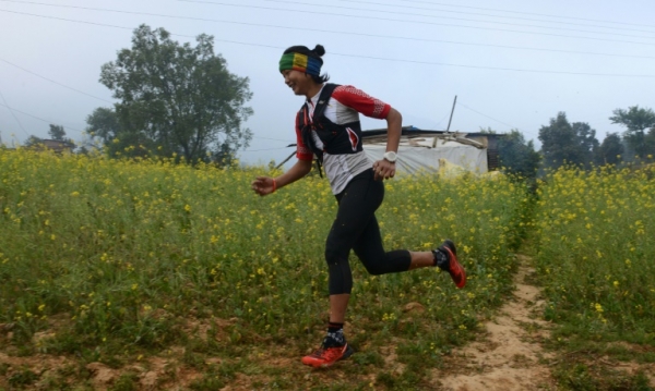 Mira Rai treina nas montanhas dos arredores de Katmandu, em 15 de dezembro
