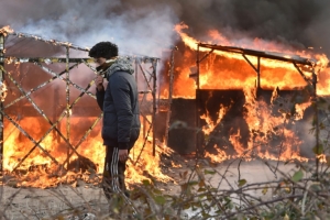 Um homem &eacute; visto na parte sul da "selva" de Calais, j&aacute; sob a&ccedil;&atilde;o do desmantelamento pelas autoridades francesas, em 29 de fevereiro de 2016