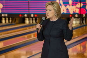 (27) Hillary participa de um ato de campanha em Iowa
