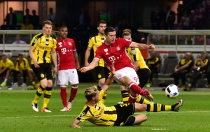 Robert Lewandowski (D) em a&ccedil;&atilde;o com o Bayern, em 21 de maio, em Berlim