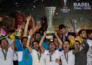 Jogadores do Sevilla comemoram vit&oacute;ria da Liga Europa, na Basileia, no dia 18 de maio de 2016