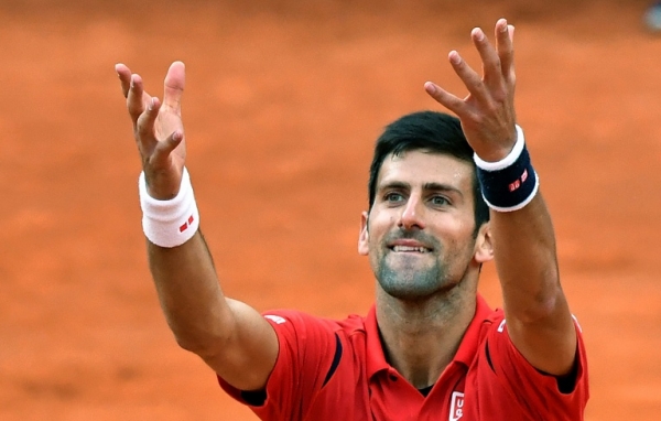 Djokovic comemora a vit&oacute;ria sobre Nishikori, em 14 de maio, em Roma