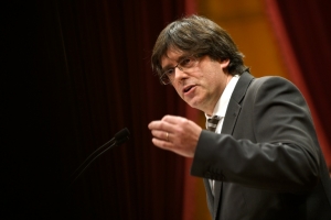 Carles Puigdemont discursa em 10 de janeiro de 2016 no parlamento da Catalunha, em Barcelona