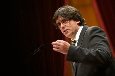 Carles Puigdemont discursa em 10 de janeiro de 2016 no parlamento da Catalunha, em Barcelona