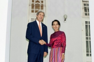 O secret&aacute;rio de Estado americano, John Kerry, ao lado da ent&atilde;o l&iacute;der da oposi&ccedil;&atilde;o birmanesa, Aung San Suu Kyi, em sua casa em Yangon, em 10 de agosto de 2014