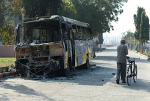 &Ocirc;nibus incendiado em protestos da casta dos Jat em Rohtak em 21 de fevereiro