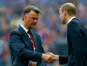 Van Gaal cumprimenta o pr&iacute;ncipe William antes da final da Copa da Inglaterra, em 21 de maio, em Wembley