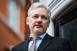 (Fevereiro) O fundador do WikiLeaks, Julian Assange, na embaixada do Equador em Londres