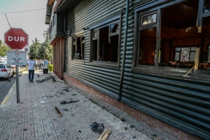 Peritos trabalham perto do local da explos&atilde;o, em Diyarbakir