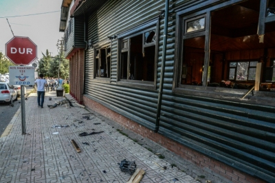 Peritos trabalham perto do local da explos&atilde;o, em Diyarbakir