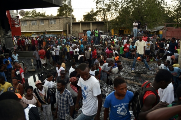 Haitianos observam os estragos causados pelo inc&ecirc;ndio