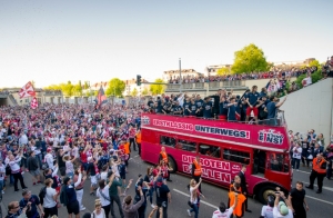 Apenas sete anos depois de sua funda&ccedil;&atilde;o, o RB Leipzig conquistou neste domingo a classifica&ccedil;&atilde;o para disputar na pr&oacute;xima temporada a Bundesliga, na qual enfrentar&aacute;, entre outros, clubes como Bayern de Munique e Borussia Dortmund.