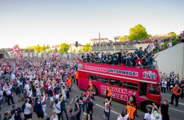 Apenas sete anos depois de sua funda&ccedil;&atilde;o, o RB Leipzig conquistou neste domingo a classifica&ccedil;&atilde;o para disputar na pr&oacute;xima temporada a Bundesliga, na qual enfrentar&aacute;, entre outros, clubes como Bayern de Munique e Borussia Dortmund.