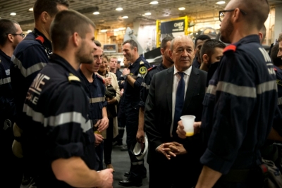 Avi&otilde;es franceses bombardearam nesta sexta-feira instala&ccedil;&otilde;es petrol&iacute;feras do grupo Estado Isl&acirc;mico (EI) perto da cidade de Raqa, na S&iacute;ria, indicou o ministro da Defesa franc&ecirc;s a partir da base a&eacute;rea da Jord&acirc;nia de onde decolam os avi&otilde;es.