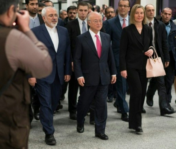 O diretor da AIEA, Yukiya Amano (centro); o chanceler iraniano, Javad Zarif (esq.); e a chefe da diplomacia da UE, Federica Mogherini, antes da entrevista coletiva sobre o acordo nuclear do Ir&atilde;, em Viena, 16 de janeiro de 2016