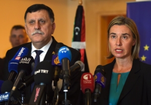 Fayez al Sarraj, primeiro-ministro da L&iacute;bia, em coletiva de imprensa junto &agrave; Federica Mogherini, em 8 de janeiro de 2016 na Tun&iacute;sia