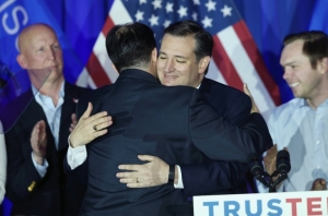 O pr&eacute;-candidato republicano Ted Cruz, senador pelo Texas (D), recebe o abra&ccedil;o do governador de Wisconsin, Scott Walker, ao celebrar a vit&oacute;ria nas prim&aacute;rias do estado