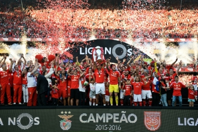 Jogadores do Benfica comemoram vit&oacute;ria do campeonato portugu&ecirc;s, em Lisboa, no dia 15 de maio de 2016