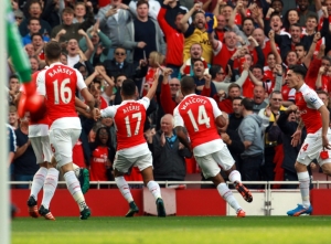 Jogadores do Arsenal comemoram gol durante partida contra o Manchester United, em Londres, no dia 4 de outubro de 2015