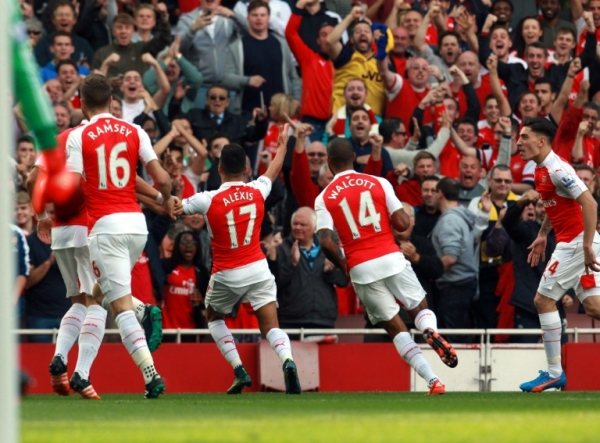 Jogadores do Arsenal comemoram gol durante partida contra o Manchester United, em Londres, no dia 4 de outubro de 2015