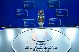 Ta&ccedil;a de Eurocopa-2016 pose em frente aos grupos, ap&oacute;s sorteio realizado em Paris, 12 de dezembro, 2015