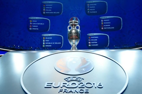 Ta&ccedil;a de Eurocopa-2016 pose em frente aos grupos, ap&oacute;s sorteio realizado em Paris, 12 de dezembro, 2015