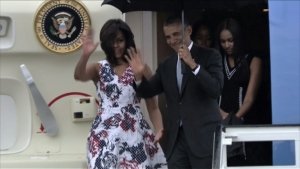 Imagem da TV Cubana do presidente Barack Obama e a primeira-dama Michelle Obama chegando a Havana
