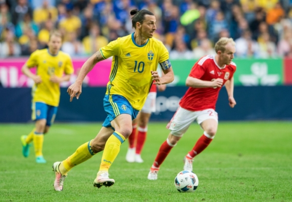 Ibrahimovic em a&ccedil;&atilde;o contra o Pa&iacute;s de Gales, em 5 de junho, em Solna