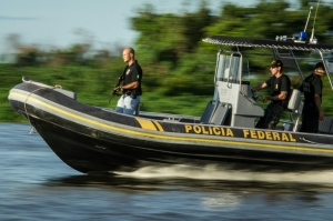 (Arquivo) Policiais federais brasileiros s&atilde;o vistos na fronteira com a Bol&iacute;via, no dia 2 de abril de 2013