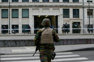 Um solado belga &eacute; visto durante uma patrulha em Bruxelas no dia 24 de mar&ccedil;o de 2016