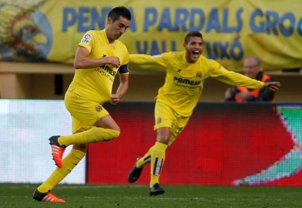 Jogadores do Villarreal comemoram gol marcado no partida contra o Valencia, 31 de dezembro, 2015 em Villarreal, na Espanha