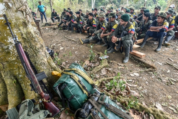 (Fevereiro) Combatentes das Farc em um campo na Col&ocirc;mbia