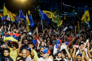 Partid&aacute;rios da coaliz&atilde;o opositora Mesa da Unidade Democr&aacute;tica (MUD) participam de com&iacute;cio, em Caracas, no dia 2 de dezembro de 2015