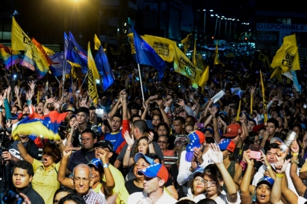 Partid&aacute;rios da coaliz&atilde;o opositora Mesa da Unidade Democr&aacute;tica (MUD) participam de com&iacute;cio, em Caracas, no dia 2 de dezembro de 2015