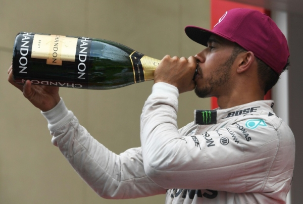O piloto brit&acirc;nico da Mercedes Lewis Hamilton venceu neste domingo o Grande Pr&ecirc;mio de M&ocirc;naco de F&oacute;rmula 1, conquistando sua primeira vit&oacute;ria da temporada.