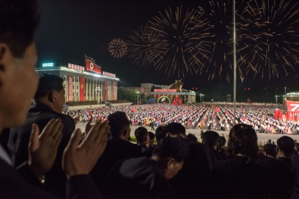 Desfile que marcou o encerramento do congresso do Partido dos Trabalhadores da Coreia em Pyongyang no dia 10 de maio