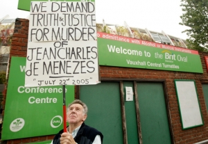 (Arquivo) "N&oacute;s exigimos a verdade e justi&ccedil;a pelo assassinato de Jean Charles de Menezes" diz o cartaz levantado por um manifestante em Londres, Inglaterra, no dia 22 de setembro de 2008