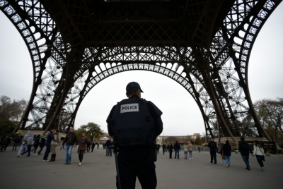 Um policial franc&ecirc;s patrulha a Torre Eiffel, em Paris, no dia 14 de novembro de 2015