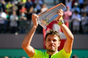 Wawrinka levanta o trof&eacute;u que conquistou em casa, em 21 de maio, em Genebra