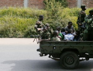 (11 dez) Ve&iacute;culo militar circula pela cidade de Bujumbura