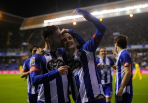 (Arquivo) Jogadores do Deportivo La Coru&ntilde;a comemoram gol durante partida contra o Villarreal, em Corunha, no dia 3 de janeiro de 2016