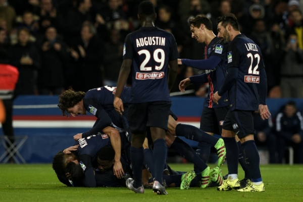 Jogadores do Paris Saint-Germain comemoram gol durante partida contra o Toulouse, em Paris, no dia 27 de janeiro de 2016