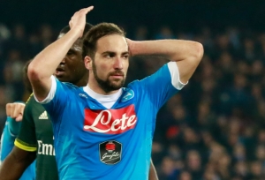 Gonzalo Higuain, do Napoli, durante partida contra o Milan, em N&aacute;poles, no dia 22 de fevereiro de 2016
